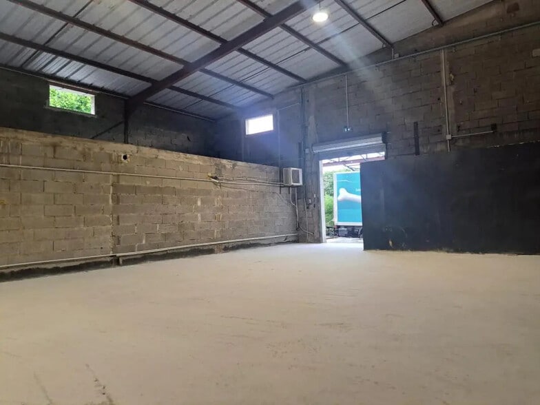 Flex in LE PLAN-DE-GRASSE for lease - Interior Photo - Image 2 of 4