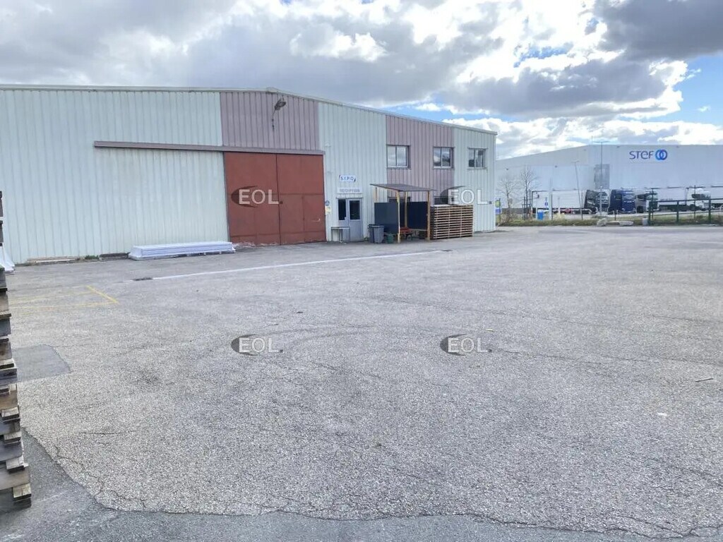Location Entrepôt 1 600 m² - Photo 1