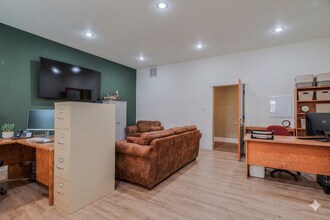 257 S Pine St, Sisters, OR for lease Interior Photo- Image 2 of 3