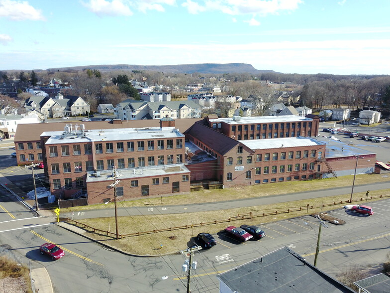 168 Center St, Southington, CT for lease - Building Photo - Image 1 of 32