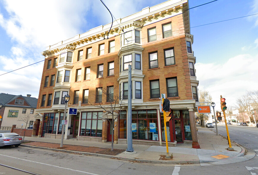 624-632 E Ogden Ave, Milwaukee, WI for lease - Building Photo - Image 2 of 6