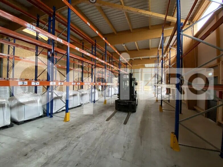 Flex in Pont-Audemer for lease - Interior Photo - Image 1 of 10