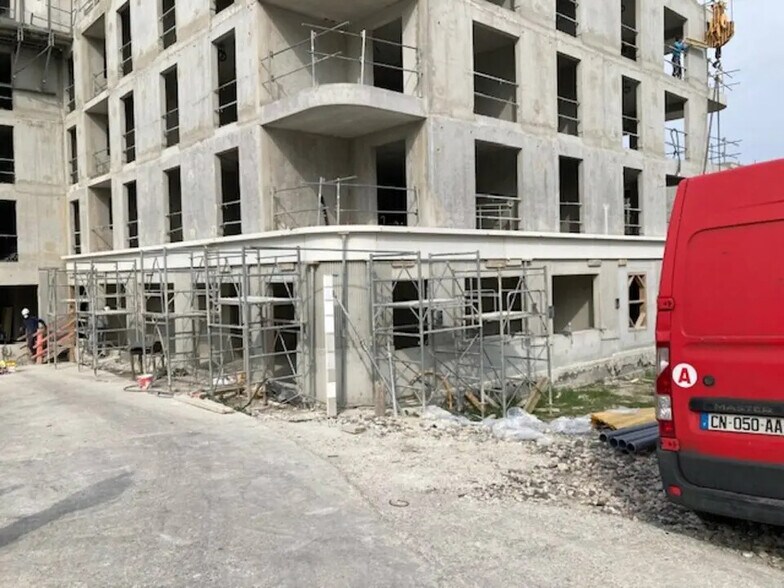 Retail in Noisy-le-Grand for lease - Construction Photo - Image 1 of 5