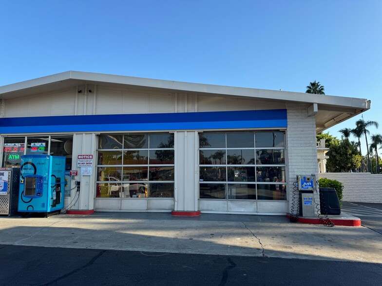 220 W 17th St, Santa Ana, CA for lease - Building Photo - Image 2 of 6