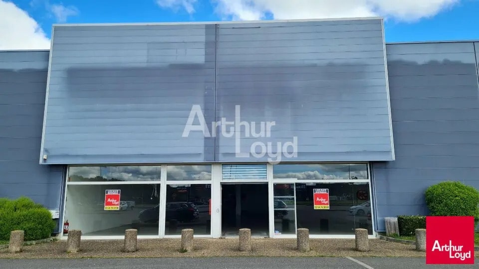 Retail in Saint-Maur for lease - Building Photo - Image 1 of 1