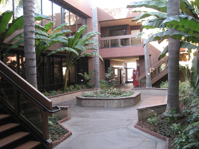 1801 E Edinger Ave, Santa Ana, CA for lease - Building Photo - Image 3 of 8