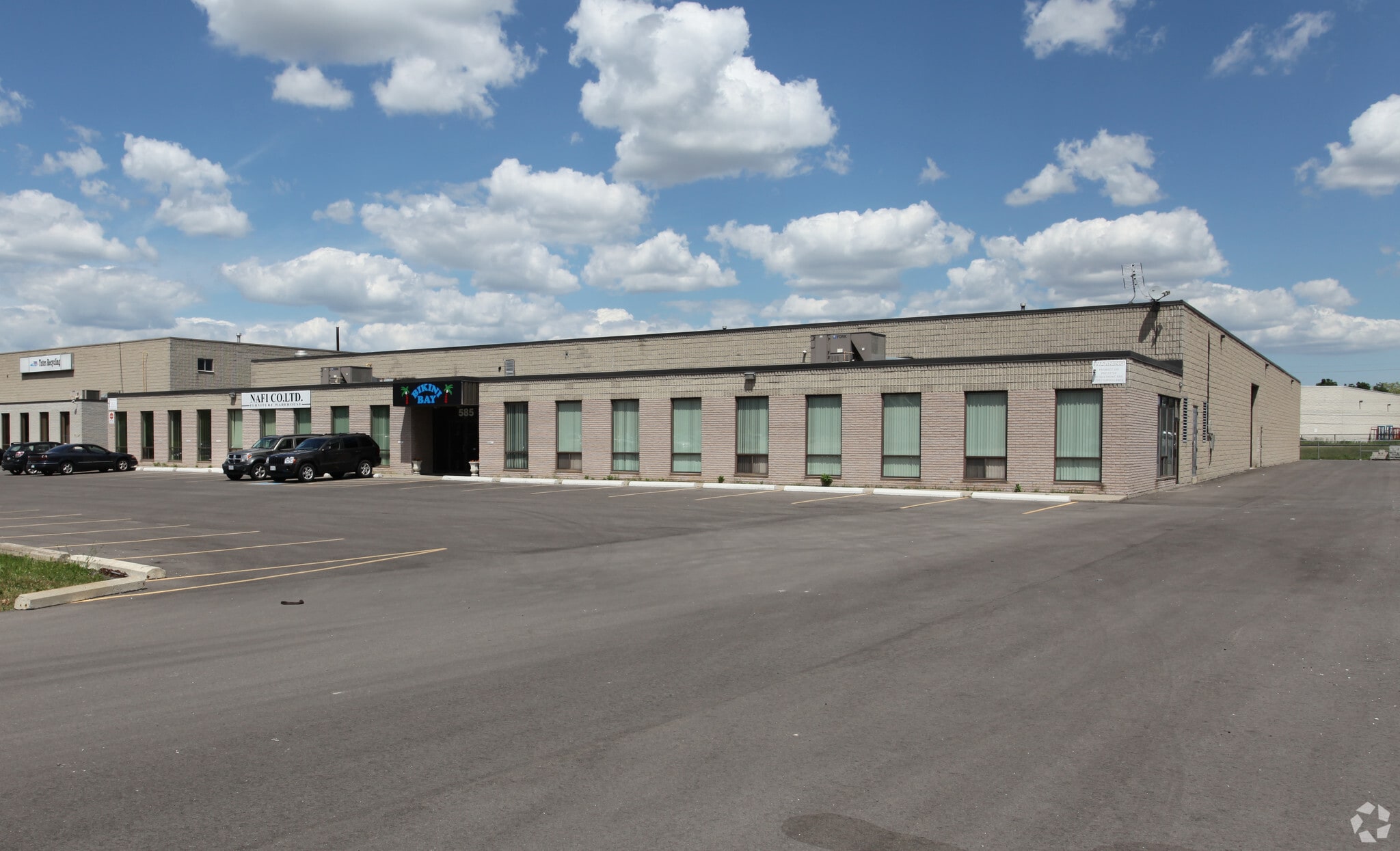 585 Canarctic Dr, Toronto, ON for lease Primary Photo- Image 1 of 4