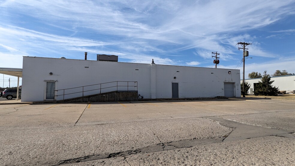 1900 E Pawnee St, Wichita, KS for lease - Building Photo - Image 2 of 3