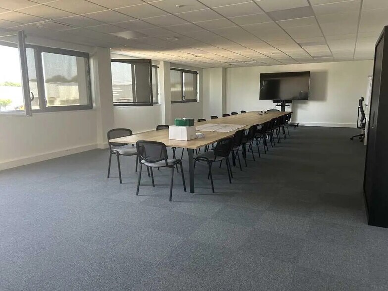 1 A Rue Du Tertre, Carquefou for lease - Interior Photo - Image 3 of 12