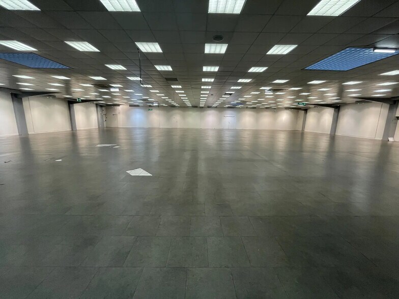 Retail in Lorient for lease - Interior Photo - Image 3 of 5