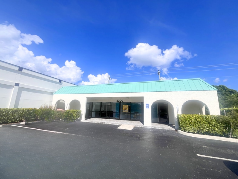 2200 N Dixie Hwy, Boca Raton, FL for lease - Building Photo - Image 1 of 2