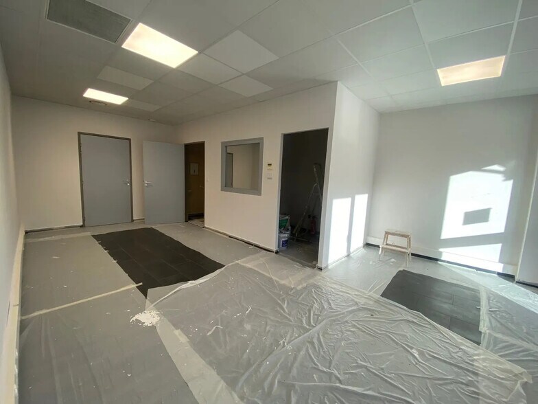 Flex in Meyzieu for lease - Interior Photo - Image 2 of 3