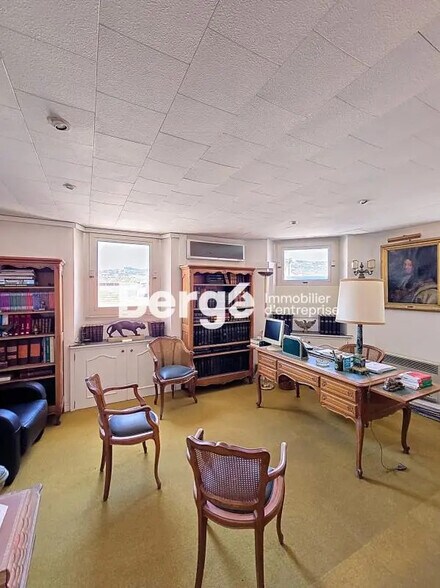 Office in Cannes for lease - Interior Photo - Image 1 of 4