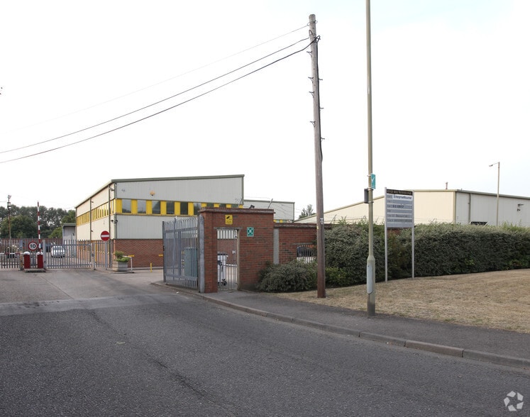 Mill Rd, Esher for lease - Primary Photo - Image 1 of 12