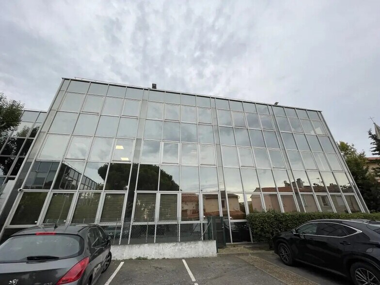 Office in Marseille for lease - Building Photo - Image 1 of 12