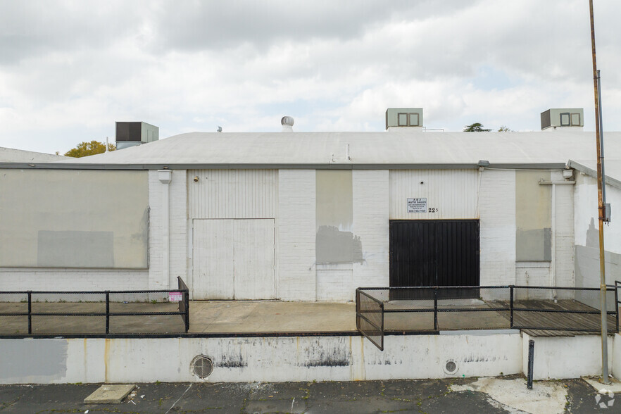 219-231 S Riverside Ave, Rialto, CA for lease - Building Photo - Image 3 of 6