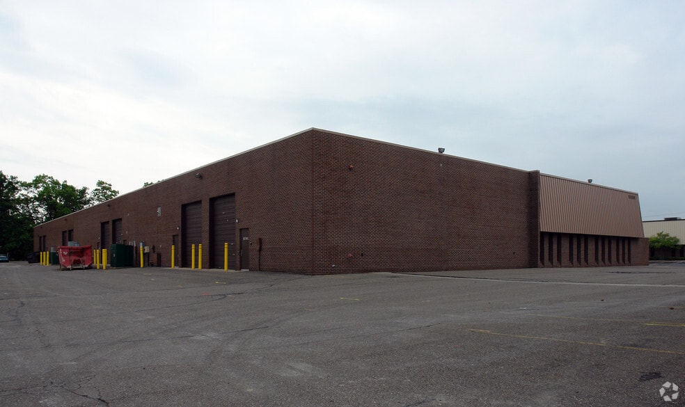 15101 Century Dr, Dearborn, MI for lease - Building Photo - Image 3 of 3