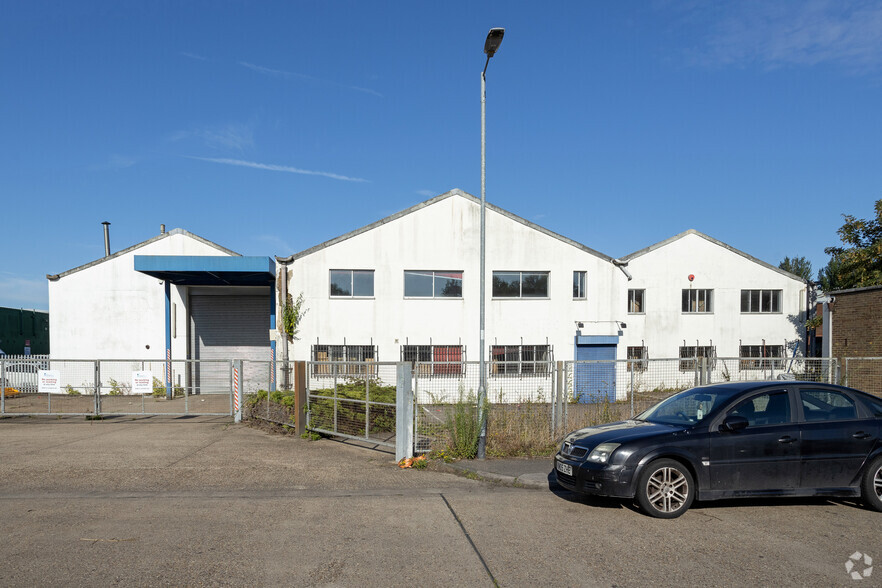 46 Lea Rd, Waltham Abbey for lease - Building Photo - Image 3 of 3