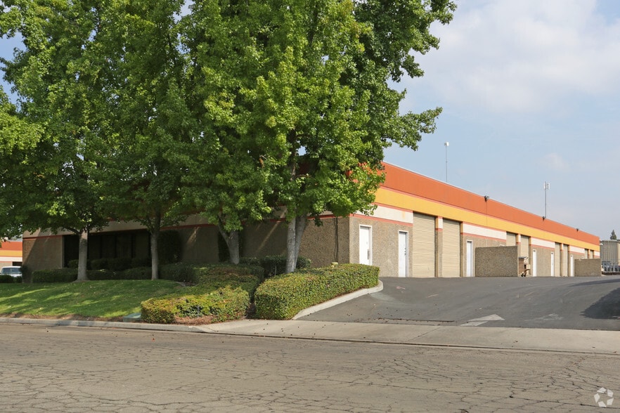 4720 W Jennifer Ave, Fresno, CA for lease - Building Photo - Image 2 of 3