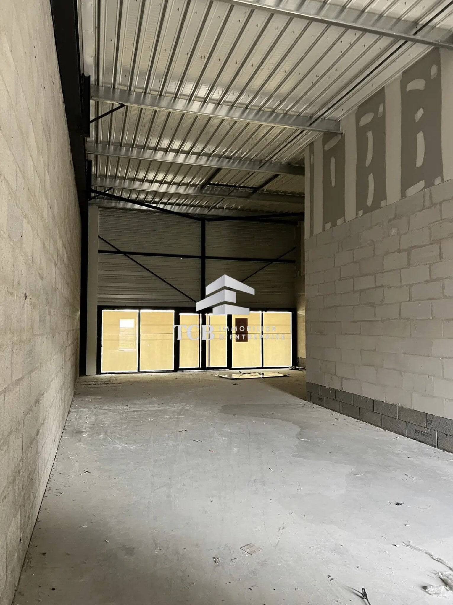 Retail in Vair-sur-Loire for lease Interior Photo- Image 1 of 3