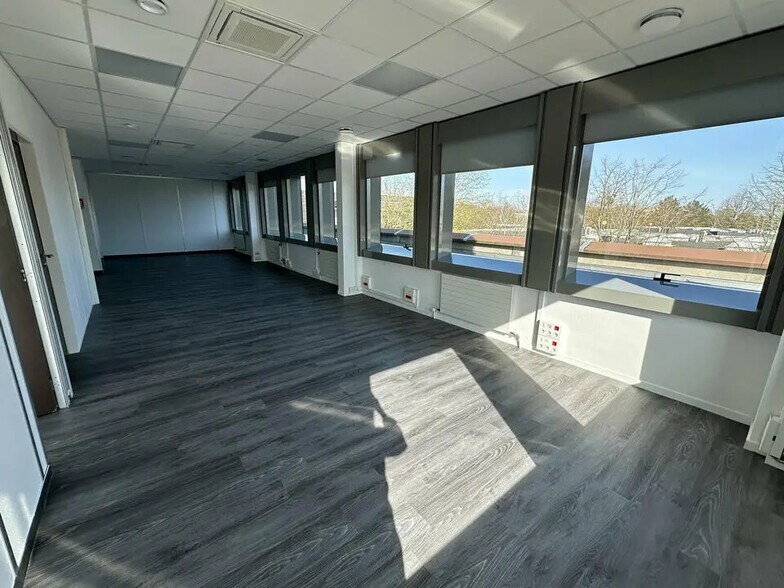 Office in Reims for lease - Interior Photo - Image 2 of 6