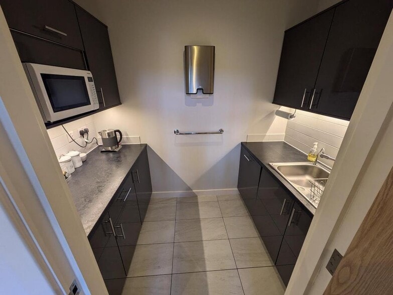 Douglas Dr, Godalming for lease - Building Photo - Image 3 of 9