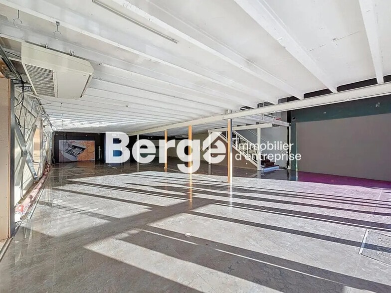 Retail in Mandelieu-la-Napoule for lease - Interior Photo - Image 2 of 9