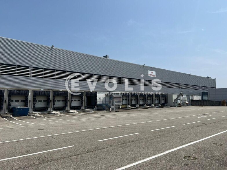 2 Rue Blaise Pascal, Vaulx-Milieu for lease - Building Photo - Image 1 of 14