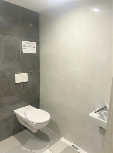 Office in Valbonne for lease - Interior Photo - Image 3 of 4