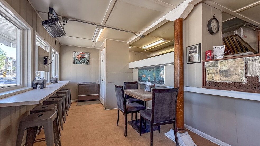 1359 Sutherland Av, Kelowna, BC for sale - Interior Photo - Image 3 of 10