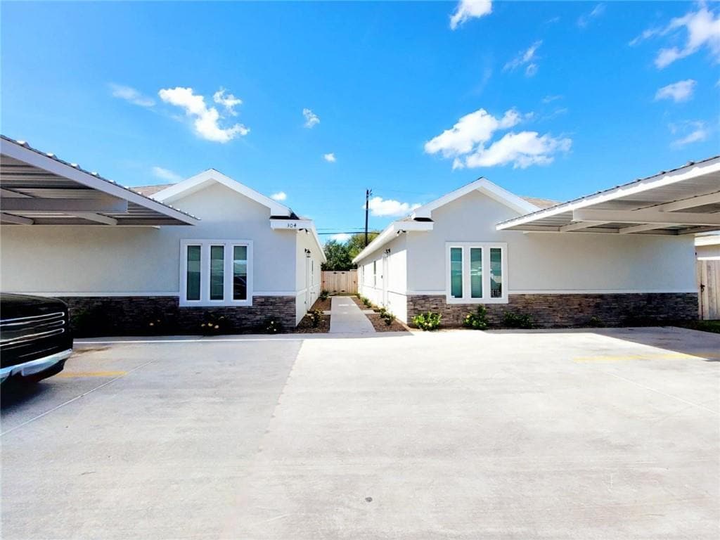 400 Retama Ln  