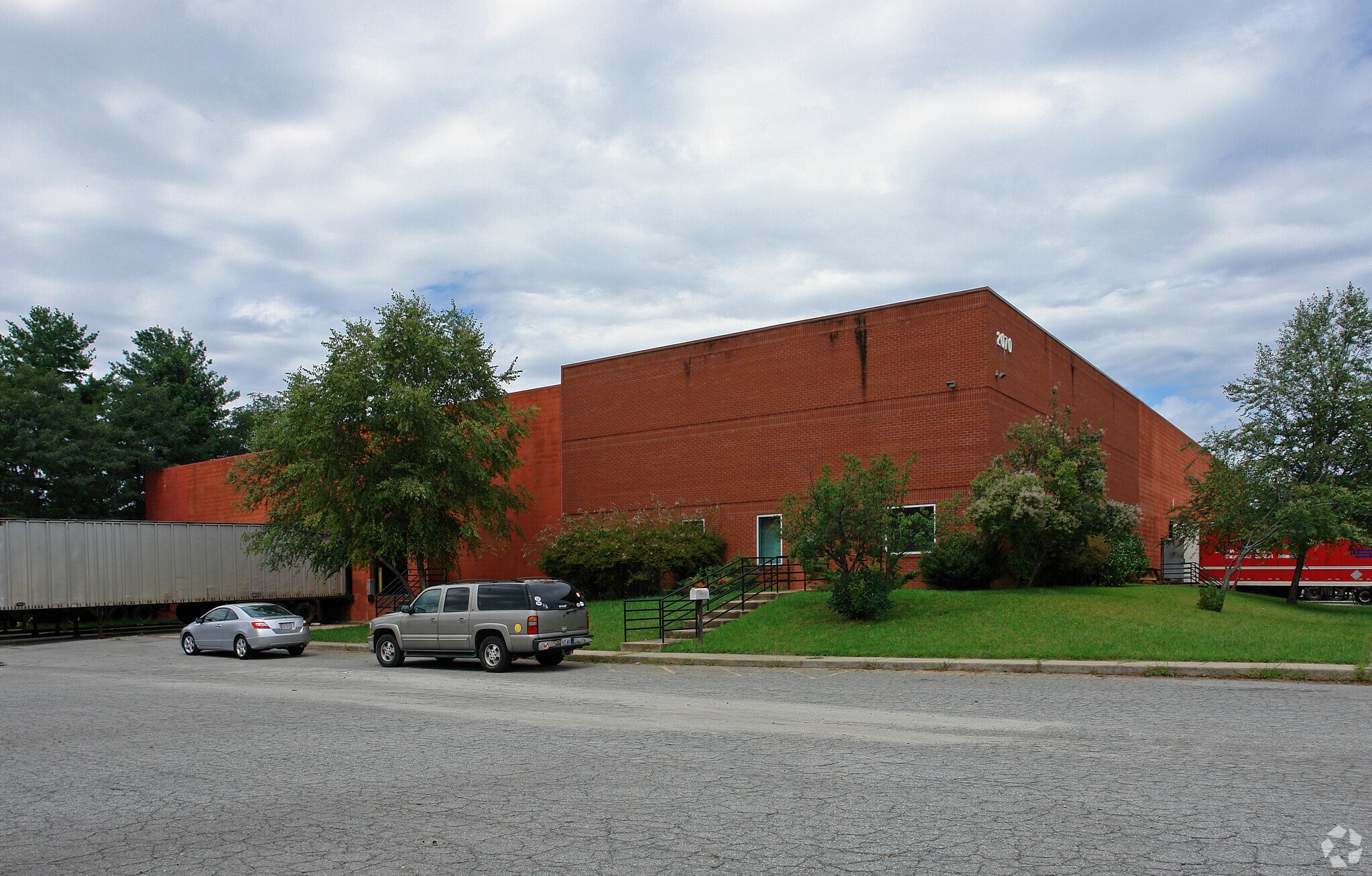 2070 Brentwood St, High Point, NC for sale Primary Photo- Image 1 of 1