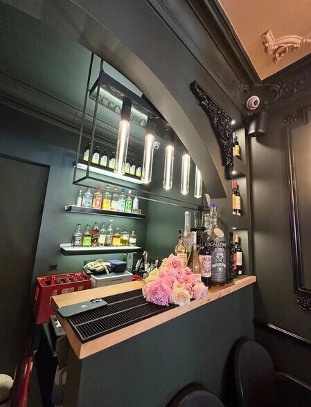 Retail in Paris for lease - Interior Photo - Image 3 of 5