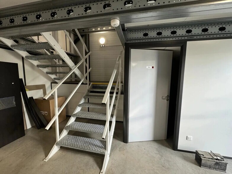 Industrial in Le Cannet-des-Maures for sale - Interior Photo - Image 3 of 3