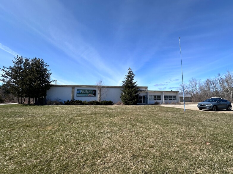 8980 Cairn Hwy, Elk Rapids, MI for sale - Primary Photo - Image 1 of 1