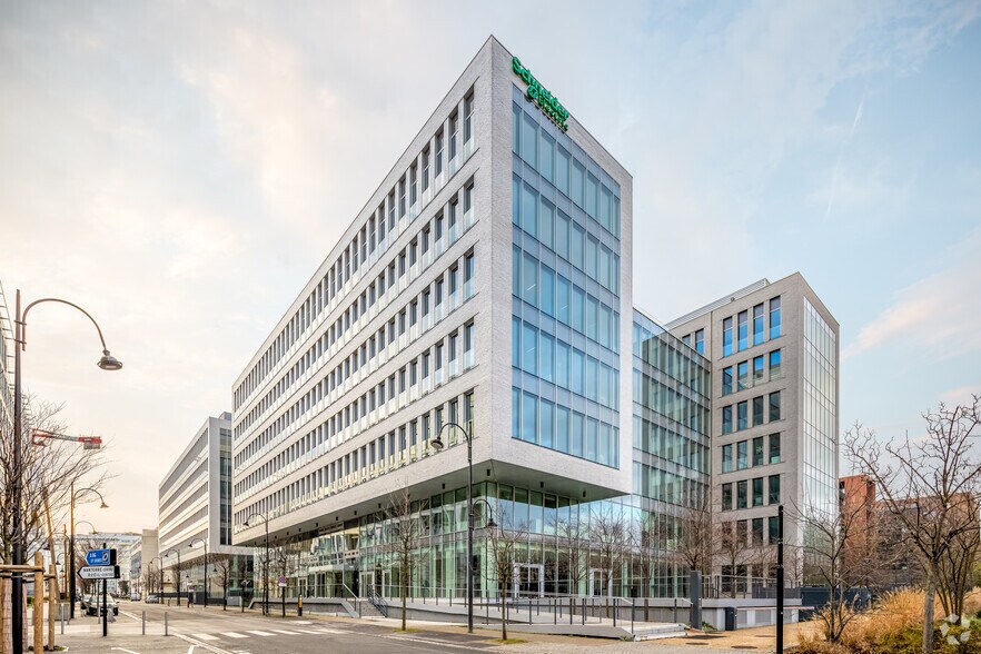 Office in Rueil-Malmaison for lease - Primary Photo - Image 1 of 12