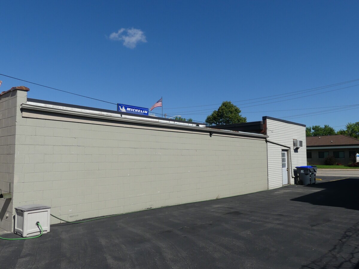 214 W Cecil St, Neenah, WI 54956