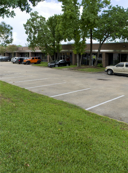 211-285 W Airtex Blvd, Houston, TX for lease - Building Photo - Image 2 of 10