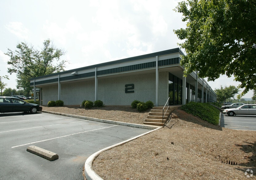 25 Woods Lake Rd, Greenville, SC for lease - Building Photo - Image 3 of 25