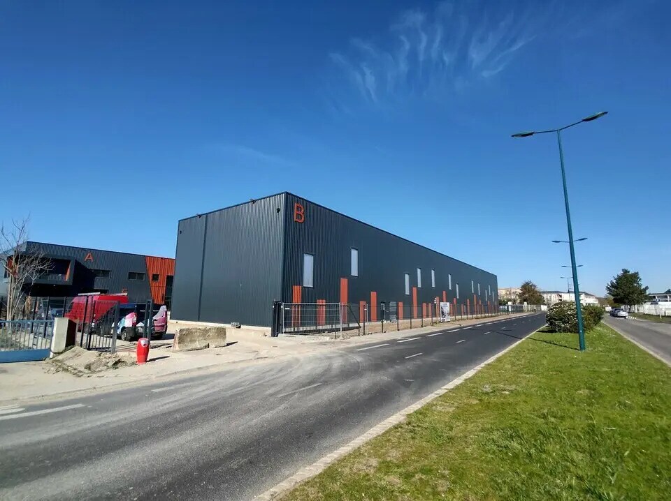 Industrial in SAINT-OUEN-L'AUMONE for lease Building Photo- Image 1 of 3