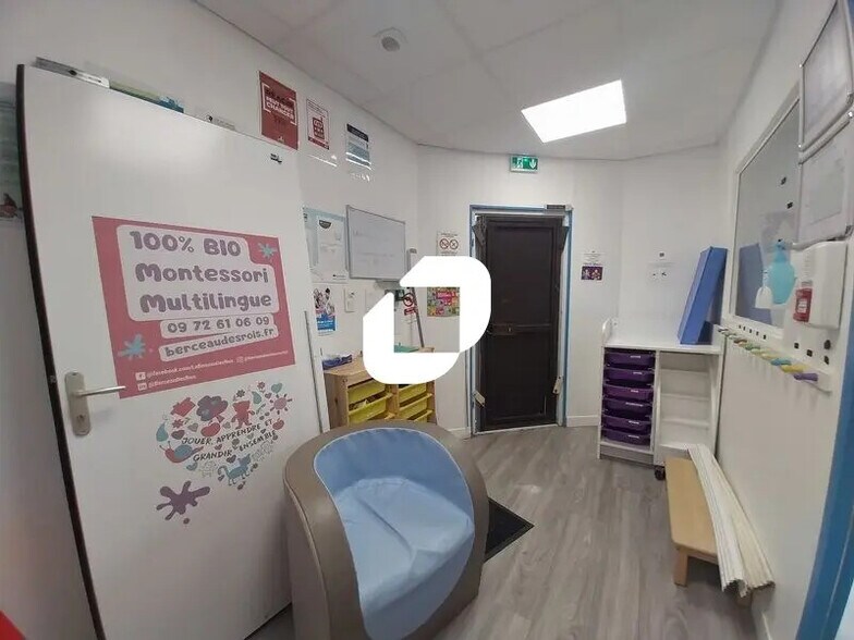 Office in Trappes for sale - Building Photo - Image 2 of 8