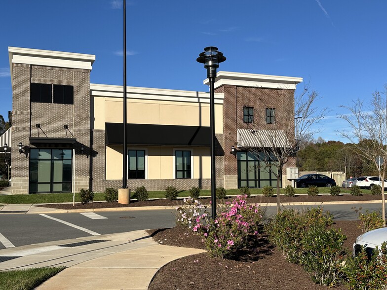 14013 N Creek Village Dr, Huntersville, NC for lease - Building Photo - Image 3 of 4