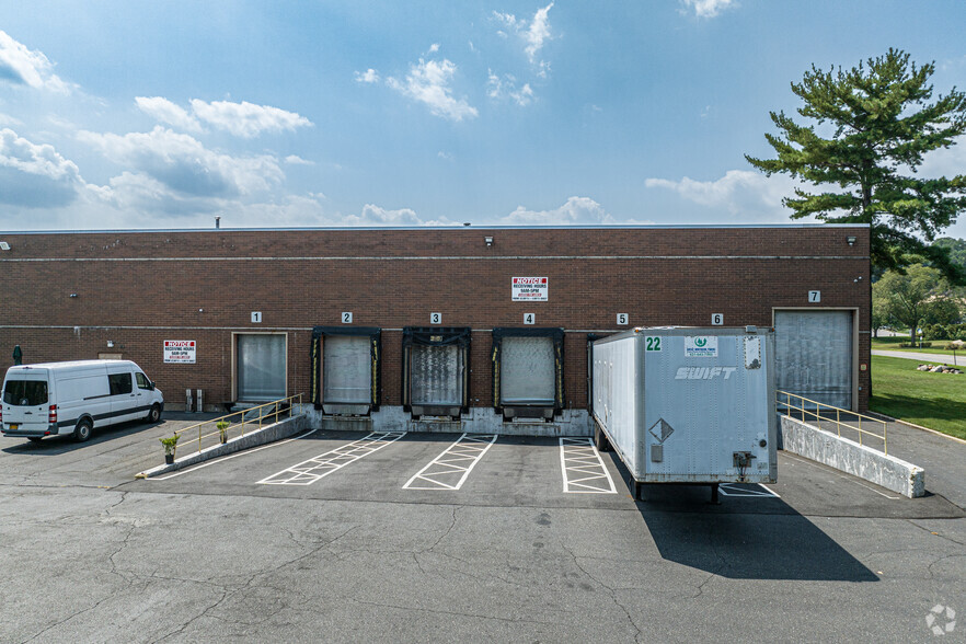 19 Harbor Park Dr, Port Washington, NY for lease - Building Photo - Image 3 of 29