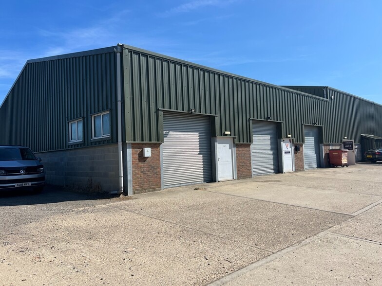 Units 2 & 3 Eastlands Park Farm, Warninglid Ln, Horsham for lease - Primary Photo - Image 1 of 3