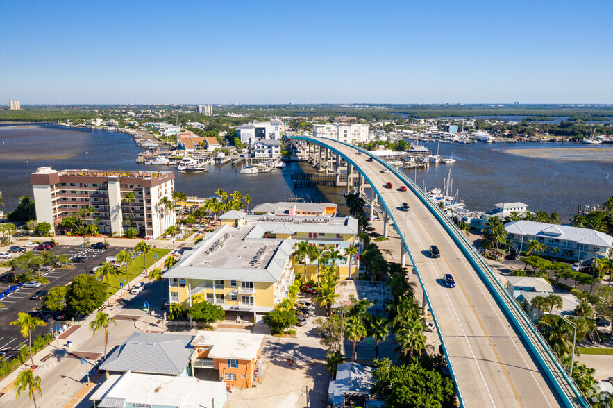 450 Old San Carlos Blvd, Fort Myers, FL for sale - Building Photo - Image 2 of 4