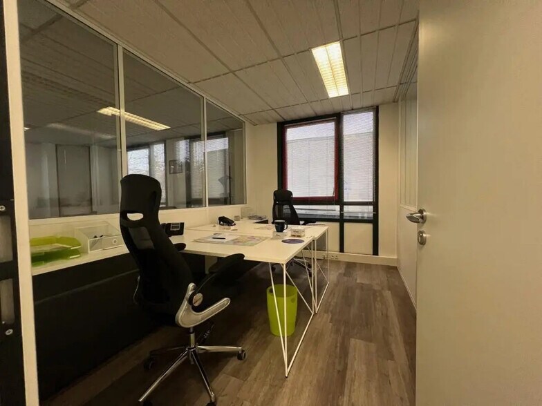 69 Rue De La Belle Etoile, Roissy-en-France for lease - Interior Photo - Image 2 of 5