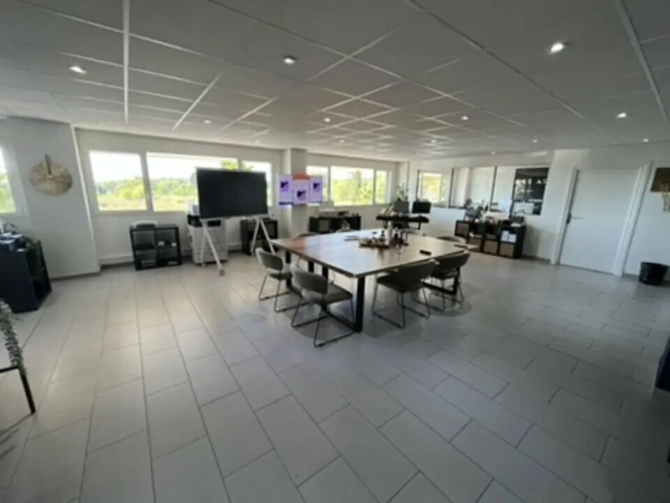 Office in Éguilles for lease Interior Photo- Image 1 of 4