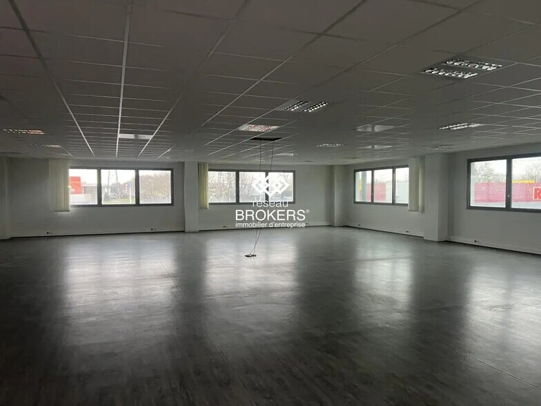 Flex in Saint-Priest for lease - Interior Photo - Image 2 of 7