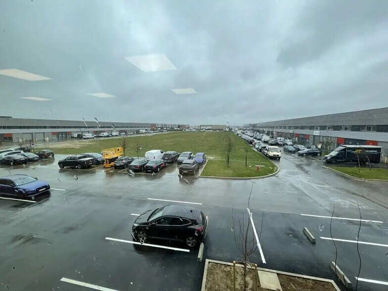 Flex in Le Thillay for lease - Building Photo - Image 2 of 5