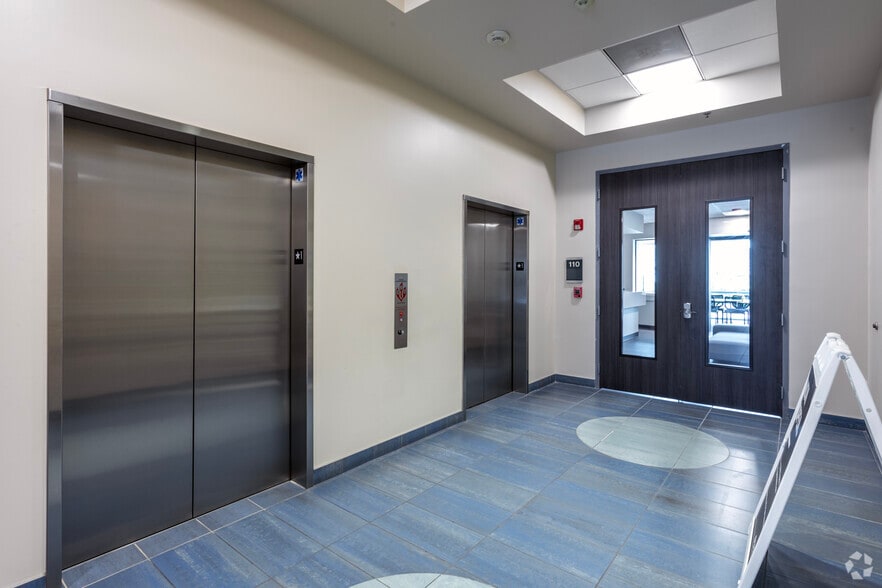 265 E River Park Cir, Fresno, CA for lease - Interior Photo - Image 3 of 29